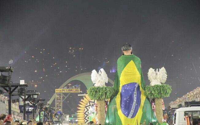 Festa da Imperatriz Leopoldinense fugiu da polêmica e trouxe festa com crítica necessária à avenida