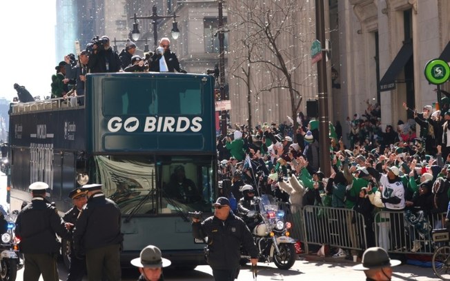 Os jogadores do Philadelphia Eagles comemoraram a vitória no Super Bowl nas ruas com seus torcedores Os jogadores do Philadelphia Eagles comemoraram a vitória no Super Bowl nas ruas com seus torcedores