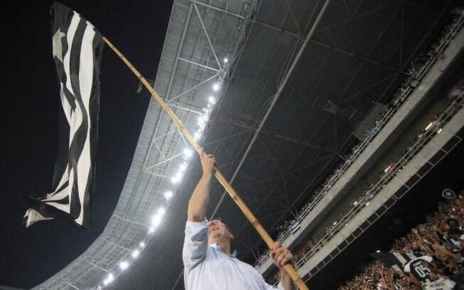 John Textor pega a bandeira do Botafogo e se emociona com a torcida após a vitória sobre o Fortaleza