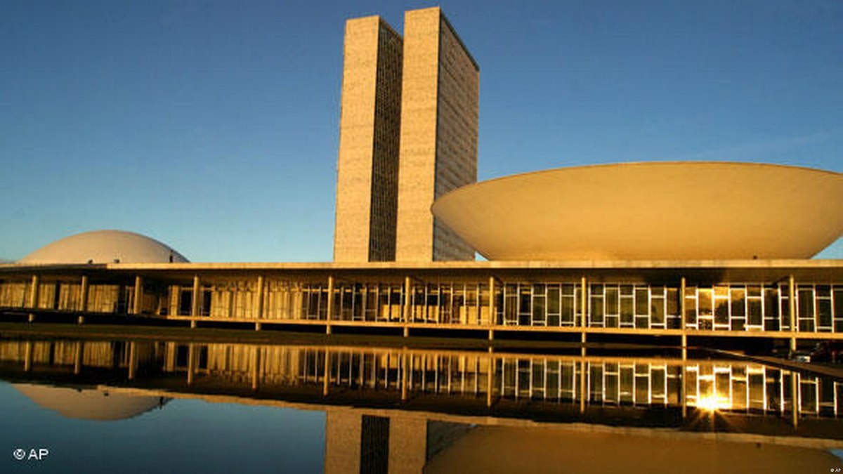 Eleições serão menos concorridas, com candidatos mais velhos e mais ricos - QTU Questões do Universo