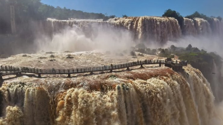 Cataratas%20do%20Igua%C3%A7u%20registra%20mais%20de%204%20vezes%20a%20m%C3%A9dia%20hist%C3%B3rica