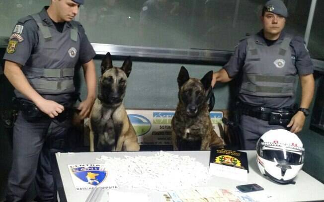 Policiais e cães do Canil da PM apreenderam 500 pinos de cocaína na zona leste de São Paulo