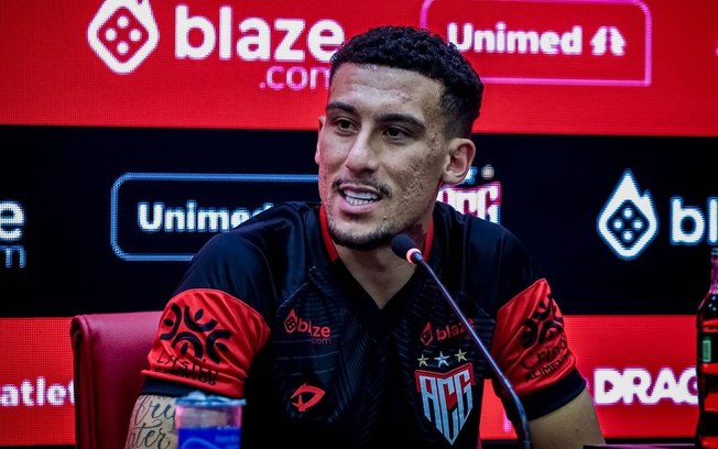 Meia Gabriel Baralhas acredita em primeira vitória do Atlético-GO no Brasileiro