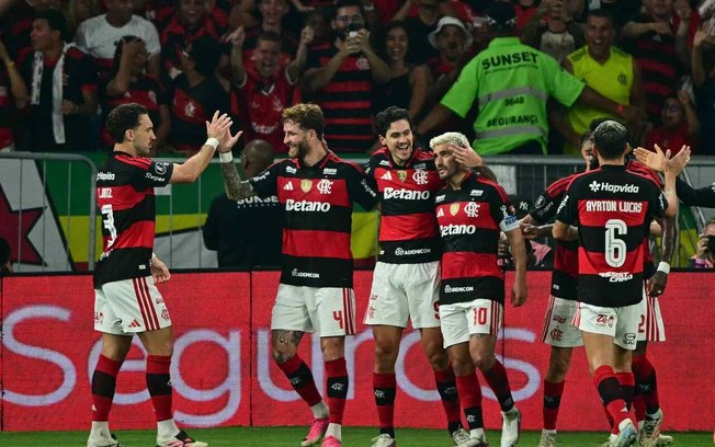 Pedro tenta finalizar, mas o goleiro cruzeirense Otávio faz grande defesa e evita o gol do artilheiro