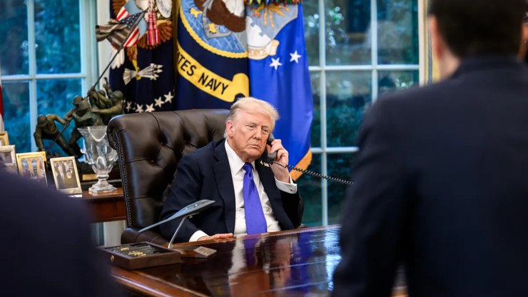 Escola%20Clinton%3A%20Trump%20vai%20inventar%20guerra%20pra%20fugir%20do%20esc%C3%A2ndalo%3F