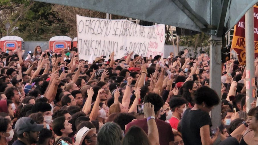 Público de estudantes universitários aguardando o discurso de Lula
