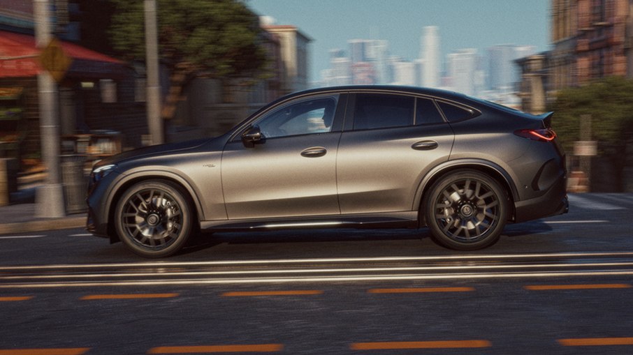 Teto descendente diferencia o GLC 53 Coupé, que tem porta-malas de 545 litros.