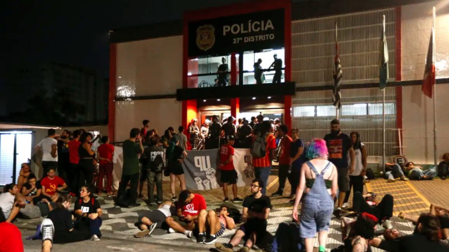 Manifestantes foram detidos e levados à delegacia do Campo Belo após a votação sobre a privatização da Sabesp