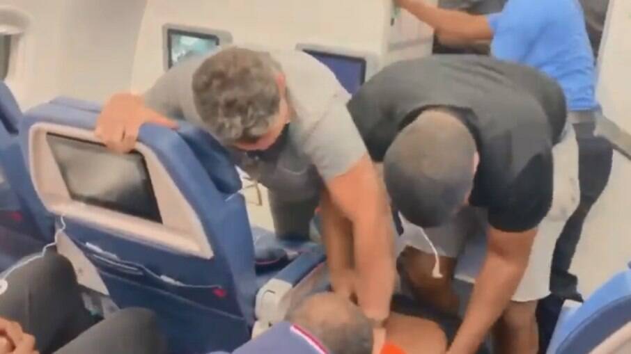 Briga no avião da Delta Airlines