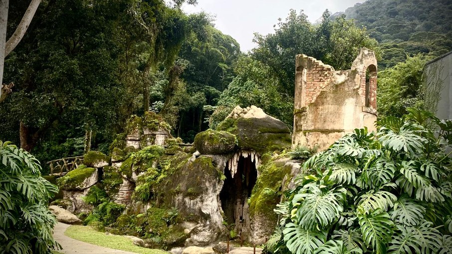 Gruta no jardim da propriedade