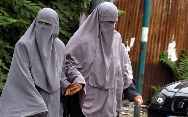 Decreto visa, sobretudo, os véus islâmicos que cobrem todo o rosto das alunas, como a burca e o niqab (foto)