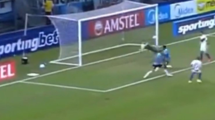 VÍDEO: Tiago Volpi falha em jogo do Grêmio pela Sulamericana
