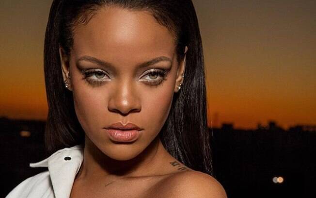 Rihanna arrisca como blogueira e faz tutorial de maquiagem, brinca consigo mesma e recebe elogios de fãs