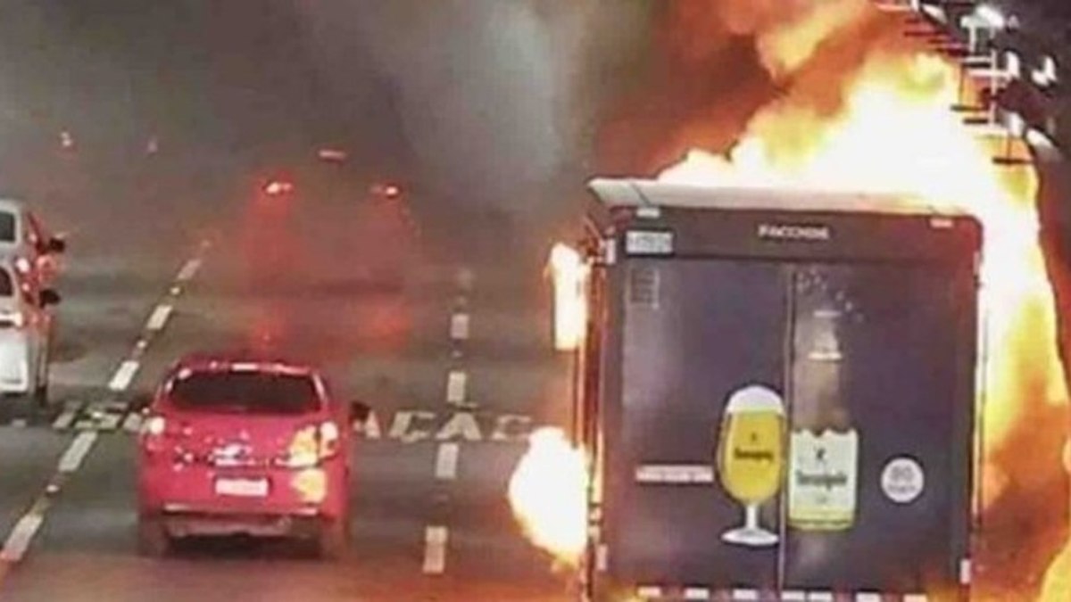 Caminhão de cerveja pega fogo em túnel do Rio de Janeiro e causa pânico e comoção em volta Um incêndio no Túnel da Covanca, na Linha Amarela da cidade o Rio de Janeiro, causou pânico na população. O acidente deixou cera de 89 pessoas feridas e necessitando de ajuda médica