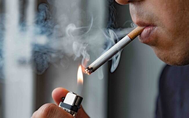 Embora tenha visto uma queda de popularidade, o cigarro continua a ser maléfico, causando alergias, câncer, AVCs etc.