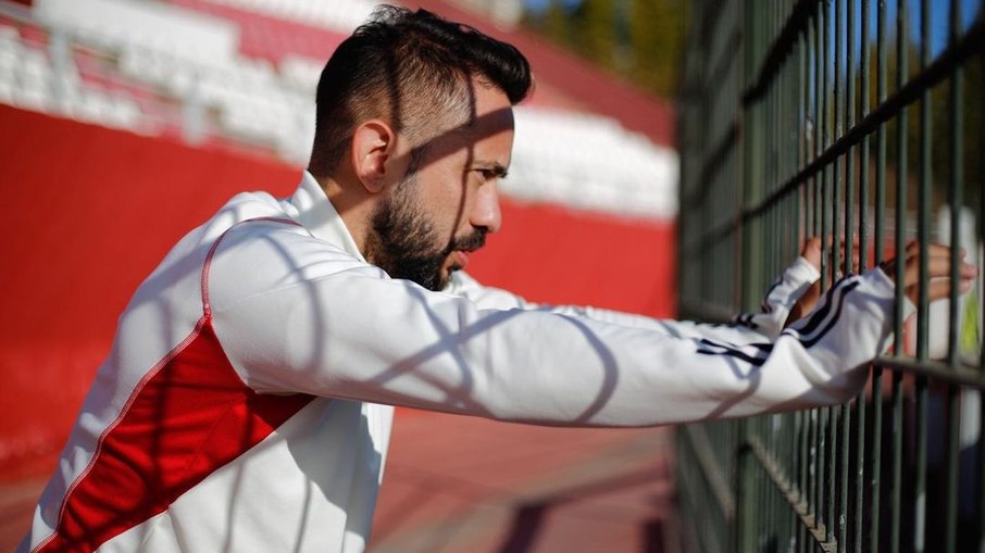 Everton Ribeiro marcou um golaço contra o Goiás