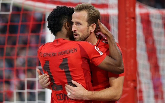 Harry Kane (à direita) comemora com seu companheiro de equipe Kingsley Coman (à esquerda) após o gol do francês na vitória do Bayern por 3 a 0 sobre o Union Berlin pela Bundesliga em Munique, em 2 de novembro de 2024