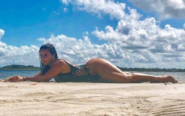 Viviane Araújo publicou no Instagram uma foto sensual em que curte praia da Bahia usando maiô e é elogiada pelos fãs