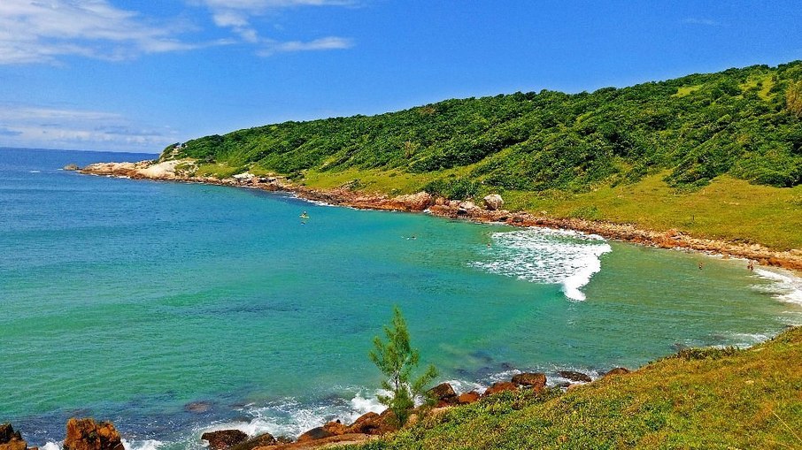 Ideal para quem procura um refúgio tranquilo, a Praia do Rosa, em Santa Catarina, é famosa por suas ondas perfeitas e natureza preservada.