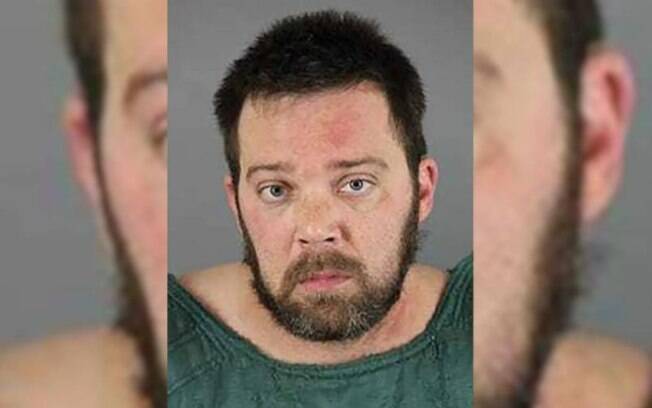 Adam Roth foi acusado de esfaquear quatro familiares, matando dois deles.