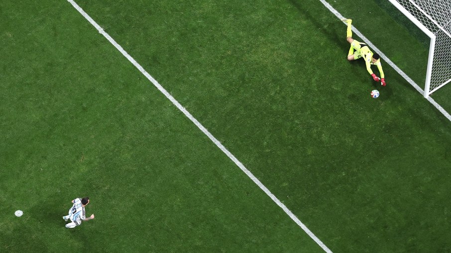 Messi errando a sua quarta cobrança de pênalti em Copa do Mundo