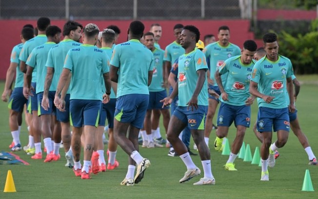 Jogadores da seleção brasileira realizam sessão de treino no estádio Barradão em Salvador, em 17 de novembro de 2024