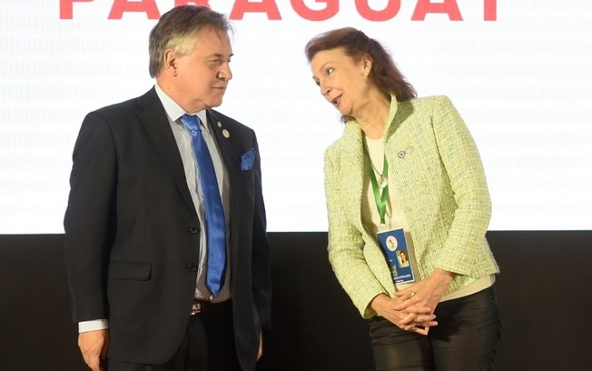 A ministra das Relações Exteriores da Argentina, Diana Mondino (à direita), fala com seu homólogo uruguaio, Omar Paganini, durante o primeiro dia da cúpula do Mercosul em Assunção, em 7 de julho de 2024.