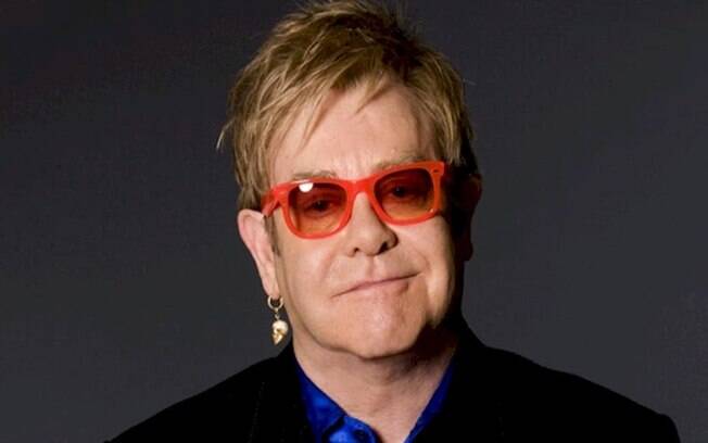 Elton John faz 75 anos. Confira as 20 músicas mais ouvidas do cantor no Brasil