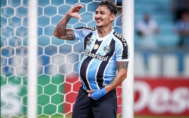Com gol nos acréscimos, Grêmio vence Inter no primeiro Gre-Nal de Suárez