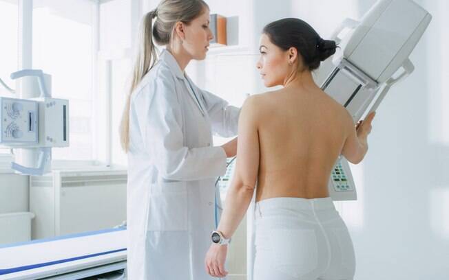 A mamografia deve ser realizada anualmente por mulheres acima dos 40 anos para diagnosticar a doença de forma precoce