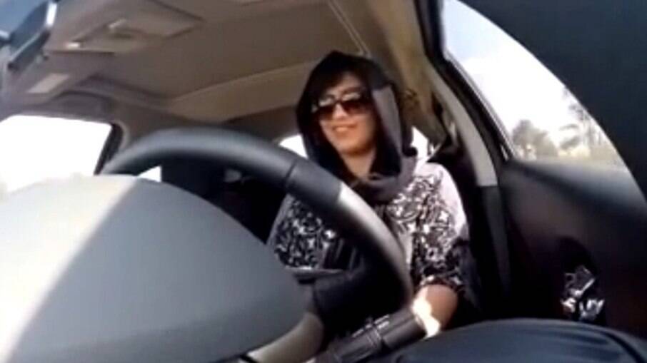 Loujain al-Hathloul em vídeo no momento em que atravessava a fronteira da Arábia Saudita com os Emirados Árabes