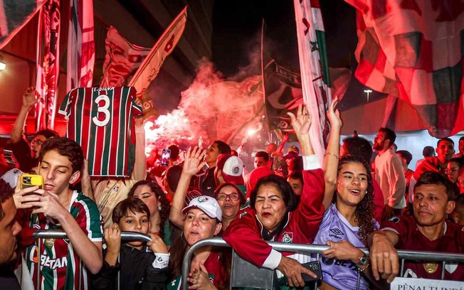 Torcida do Fluminense prepara 'AeroFlu' antes do jogo de volta da semifinal da Libertadores Torcida do Fluminense prepara 'AeroFlu' antes do jogo de volta da semifinal da Libertadores