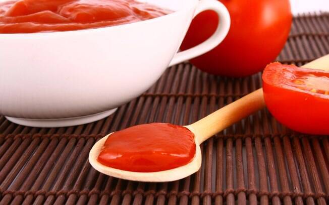 O ketchup dá cor e um sabor mais adocicado ao prato