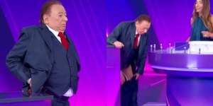 Calça de Raul Gil cai durante Programa Silvio Santos
