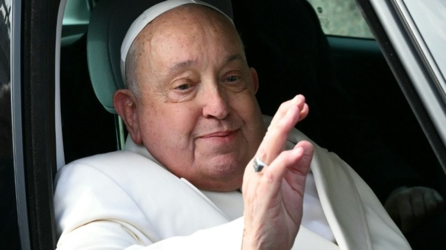 O Papa Francisco está internado há quase um mês, em Roma O Papa Francisco está internado há quase um mês, em Roma