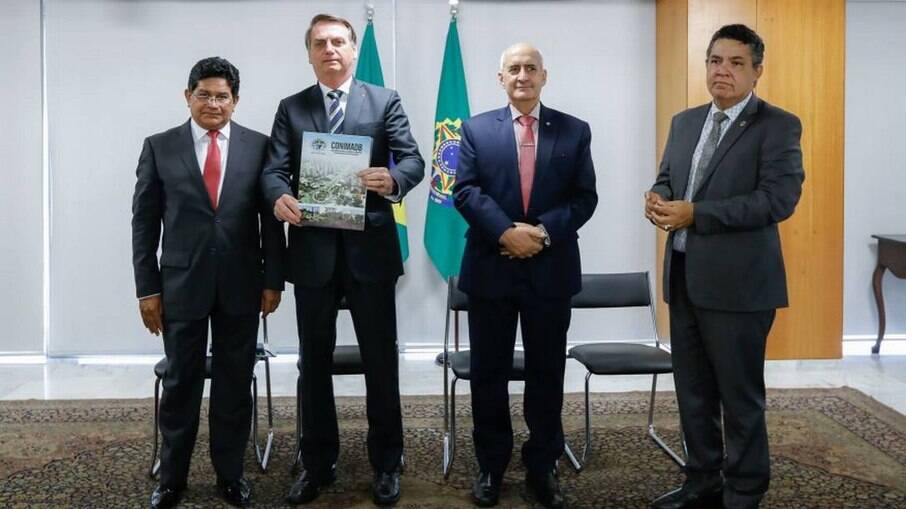 O presidente Jair Bolsonaro em reunião com os pastores Gilmar Santos e Arilton Moura