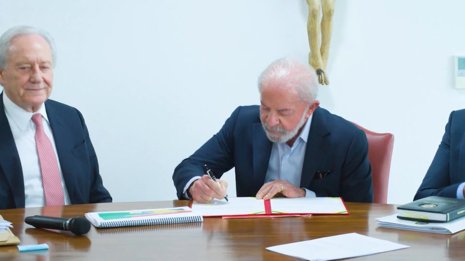 Lula assinou o projeto na tarde de hoje Lula assinou o projeto na tarde de hoje