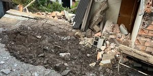 Cinco pessoas são atingidas por desabamento de casa em Sabará, MG