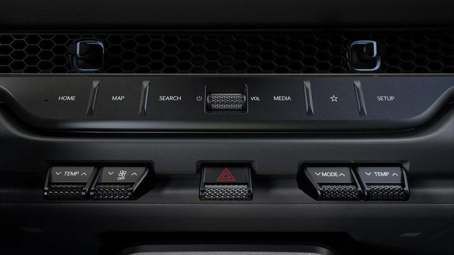 Comandos físicos facilitam o acesso às principais funções da Kia Tasman durante a condução.