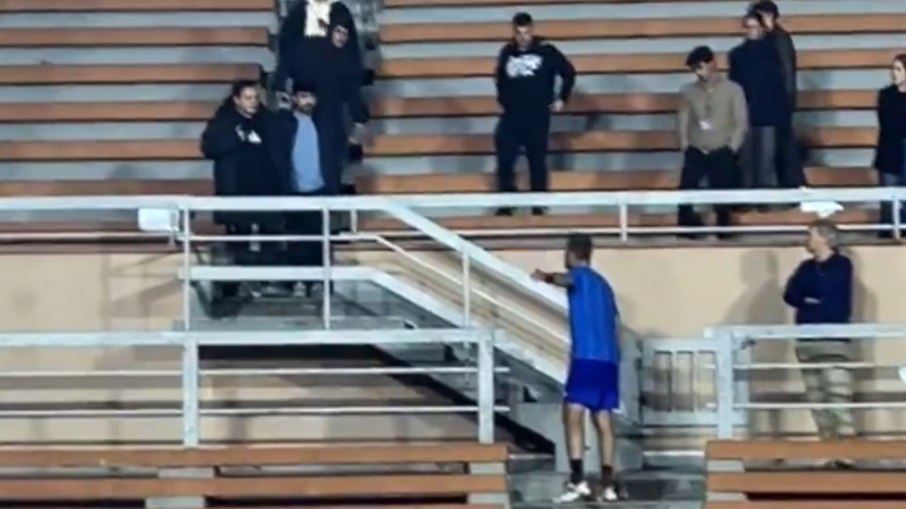 Tenista e torcedor se desentendem em arquibancada Tenista e torcedor se desentendem em arquibancada