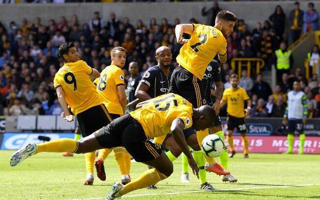 Boly, do Wolverhampton, marcou gol de mão contra o Manchester City