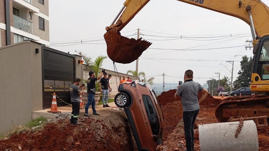 Veículo caiu em buraco e precisou ser retirado por retroescavadeira