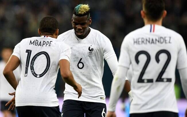 Mbappé e Pogba comemoram um dos gols da França contra a Rússia