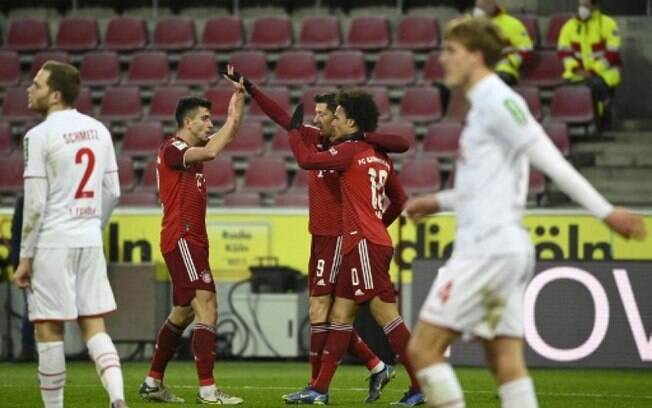 Com hat-trick de Lewandowski, Bayern aplica goleada na Budesliga