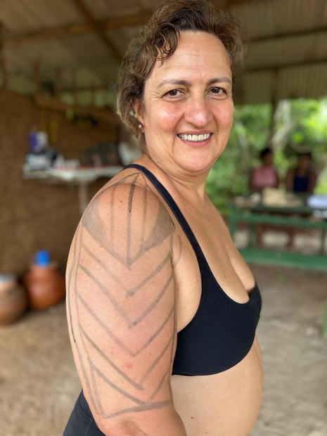 Hilda Guiaro experienciando o etnoturismo na aldeia indígena Shanenawa