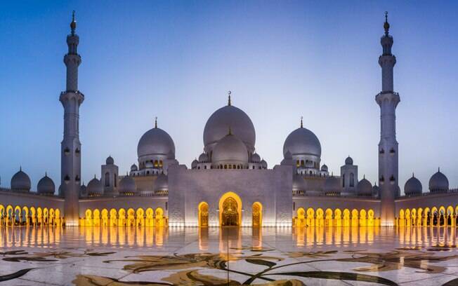 A Grande Mesquita, nos Emirados Árabes, foi construída a pedido do Sheikh Zayed, com muitos detalhes e brilhantes
