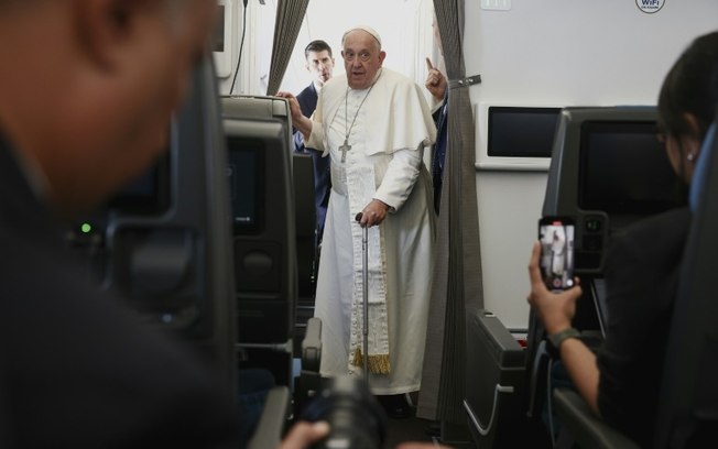 Papa Francisco em coletiva de imprensa a bordo do avião papal em seu voo de volta depois de sua viagem de 12 dias pelo Sudeste Asiático e Oceania, em 13 de setembro de 2024