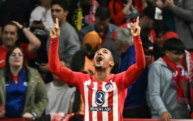 O lateral brasileiro do Atlético de Madrid, Samuel Lino, comemora seu gol na vitória sobre o Borussia Dortmund no jogo de ida das quartas de final da Liga dos Campeões, em Madri, no dia 10 de abril de 2024