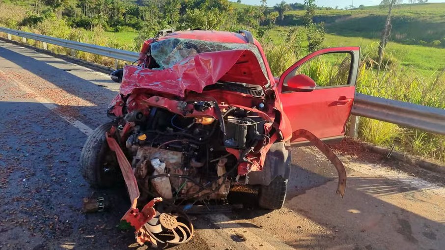 Caminhonete ficou que acabou atingindo o carro desgovernado na contramão ficou com a frente destruída