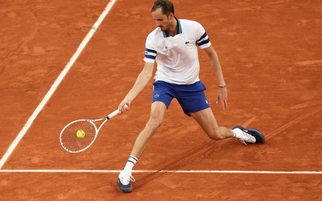 O tenista russo Daniil Medvedev acerta a bola durante a partida da terceira rodada de Roland Garros contra o tcheco Tomas Machac, na quadra Suzanne Lenglen, no dia 1º de junho de 2024, em Paris.